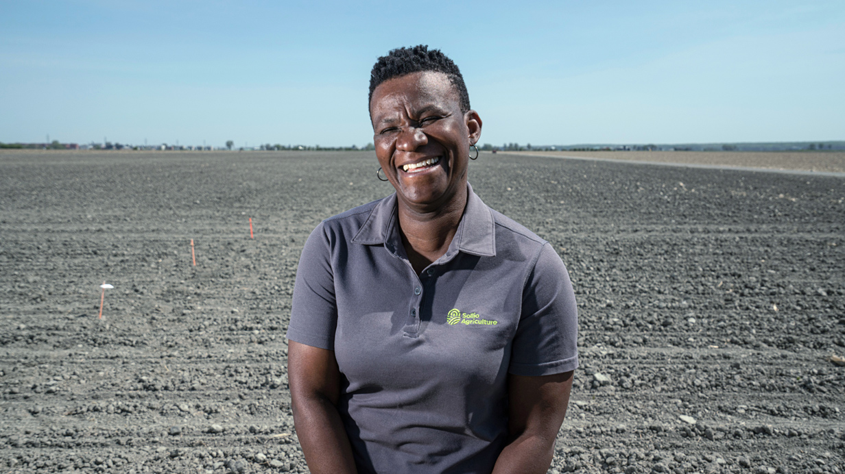 Lucie Kablan dans un champ expérimental de la Ferme de recherche de Sollio Agriculture.