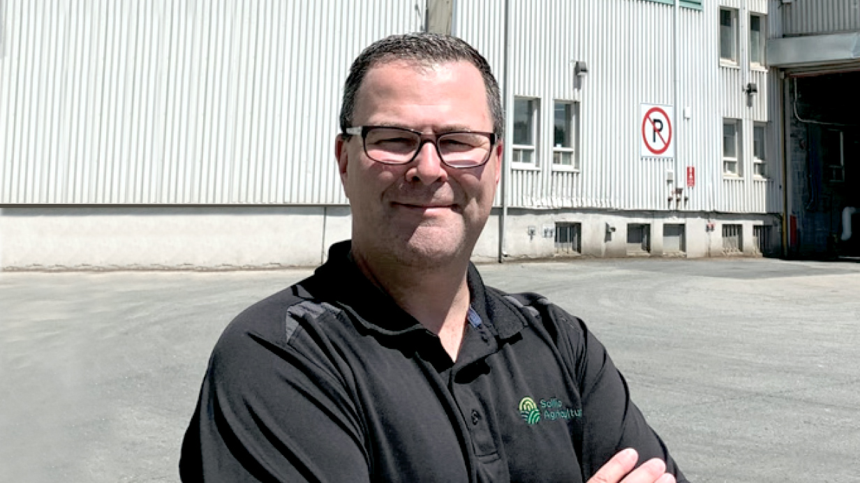 Superintendent Stéfane Blouin in front of the Sollio Agriculture mill in Lévis.
