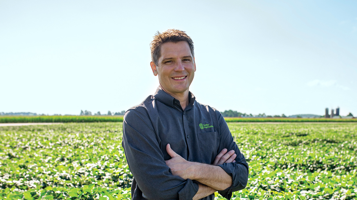 Le chef de la direction de Sollio Agriculture Casper Kaastra dans un champ de soya. 