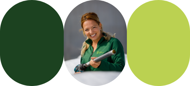 Une agronome de Sollio Agriculture prend un échantillon de fourrage pour en faire l'analyse en laboratoire.