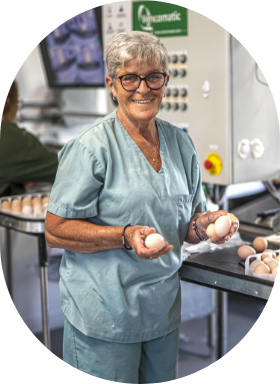 Une employée Sollio Agriculture dans couvoir. 