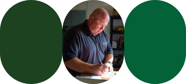 Un expert-conseil spécialisé en productions avicole prend des notes.