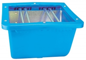 Une mangeoire pour poulain empêche la jument de manger sa ration. 