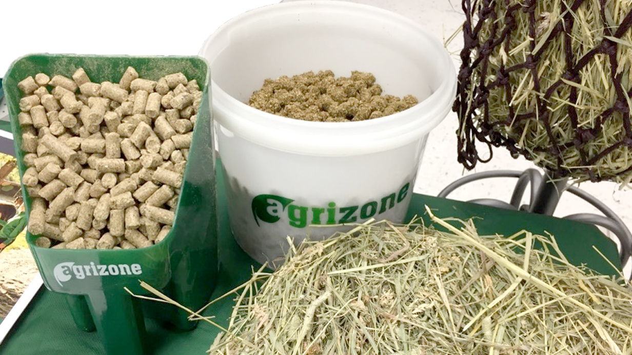 Moulée et foin pour chevaux sous plusieurs formats.
