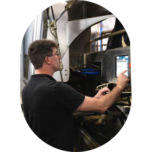 Un expert-conseil qui utilise une technologie de précision en production laitière.