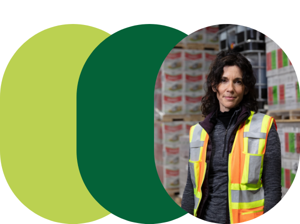 Portrait d'une employée qui travaille dans les opérations.