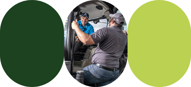 Un producteur assis dans sa cabine de tracteur discute avec un expert-conseil en productions végétales de Sollio Agriculture.