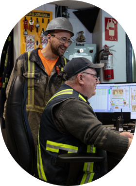 Des employés conformes aux normes de santé et de sécurité. 