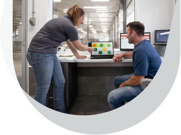 Une experte-conseil explique un rapport Lactascan au producteur laitier.