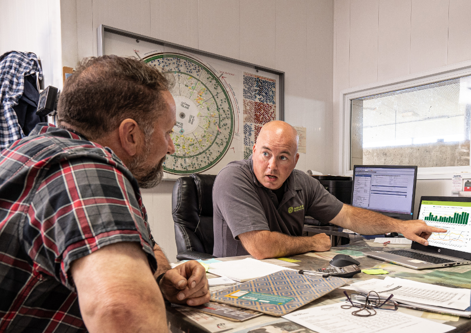 Un expert-conseil Sollio Agriculture explique un rapport AgConnexion à un producteur.