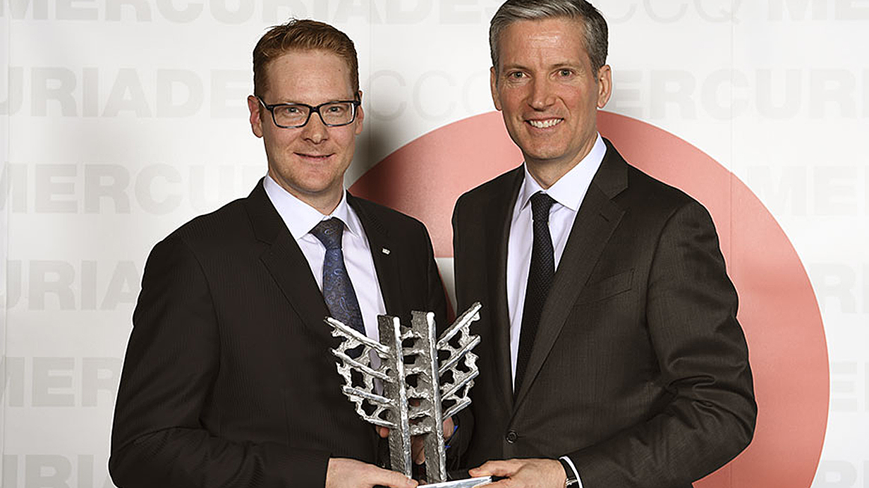 Sébastien Léveillé of Sollio Agriculture and François Gratton of TELUS hold the Mercuriades trophy.