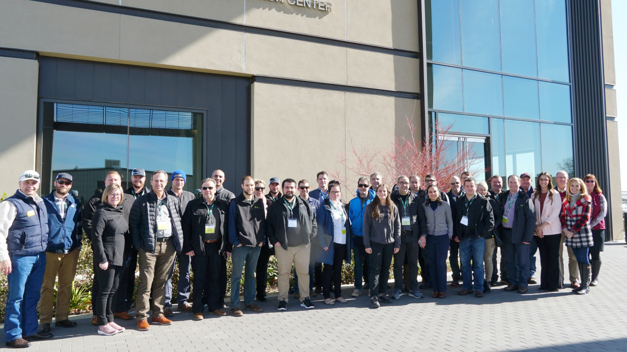 Les membres du comité aviseur d'AgConnexion posent devant un édifice à Fresno, en Californie.