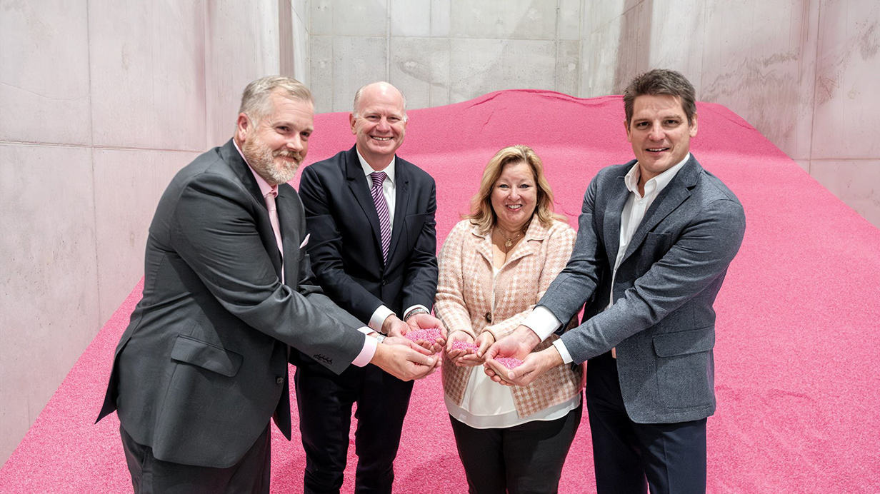 Mike Pastir (CRF Agritech), Joe Brady (Pursell), Lisa Thompson (MAAARO) et Casper Kaastra (Sollio Agriculture) lors de l'inauguration de l'usine de St. Thomas.