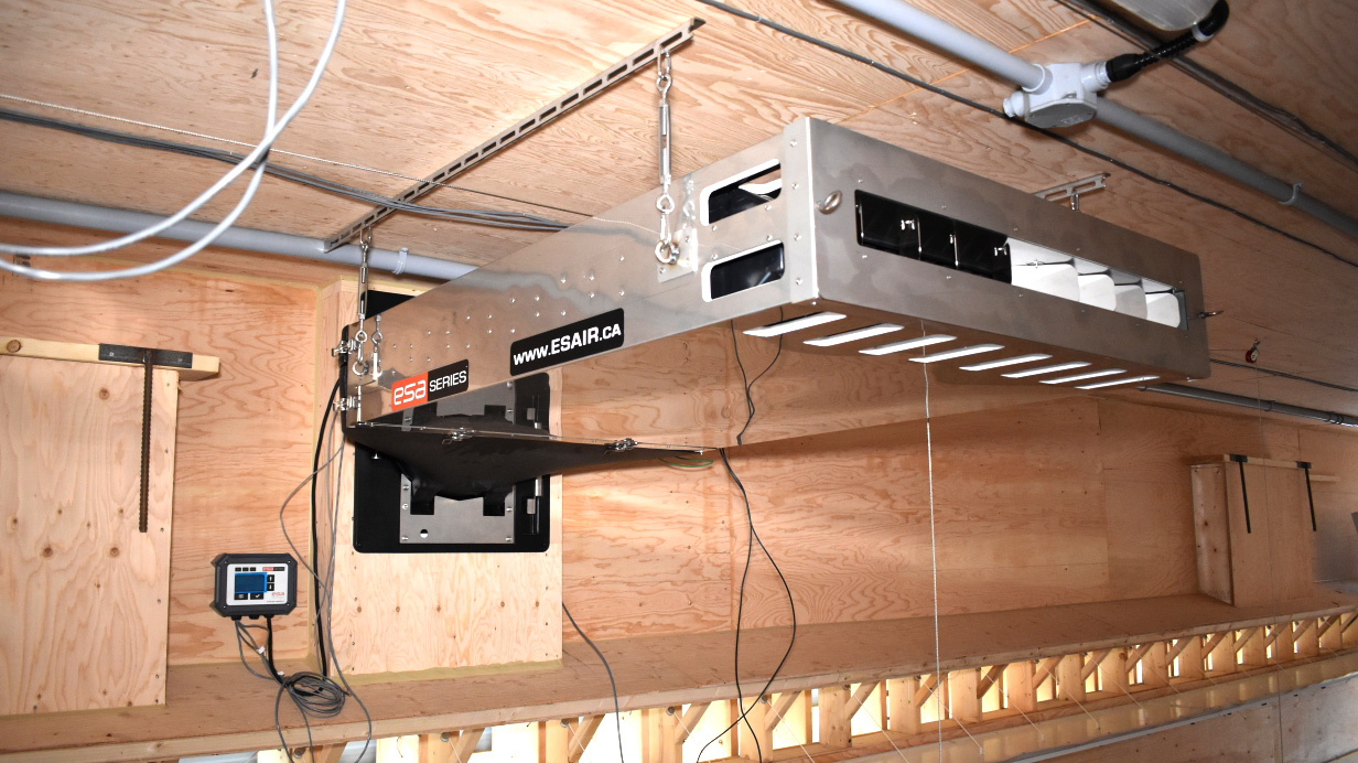 Un ventilateur récupérateur de chaleur ESA series (VRC) dans un poulailler.