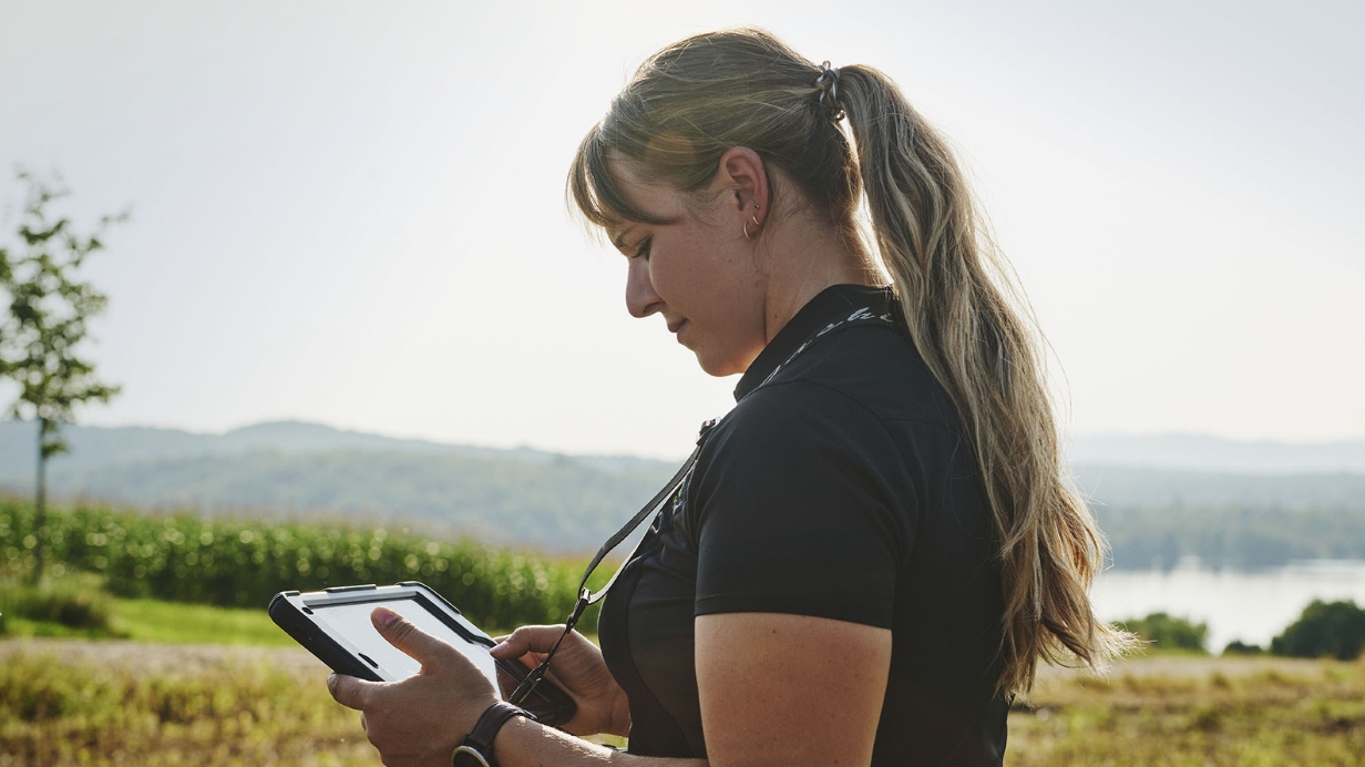 Une experte-conseil au champ en train de remplir l'outil de diagnostic 