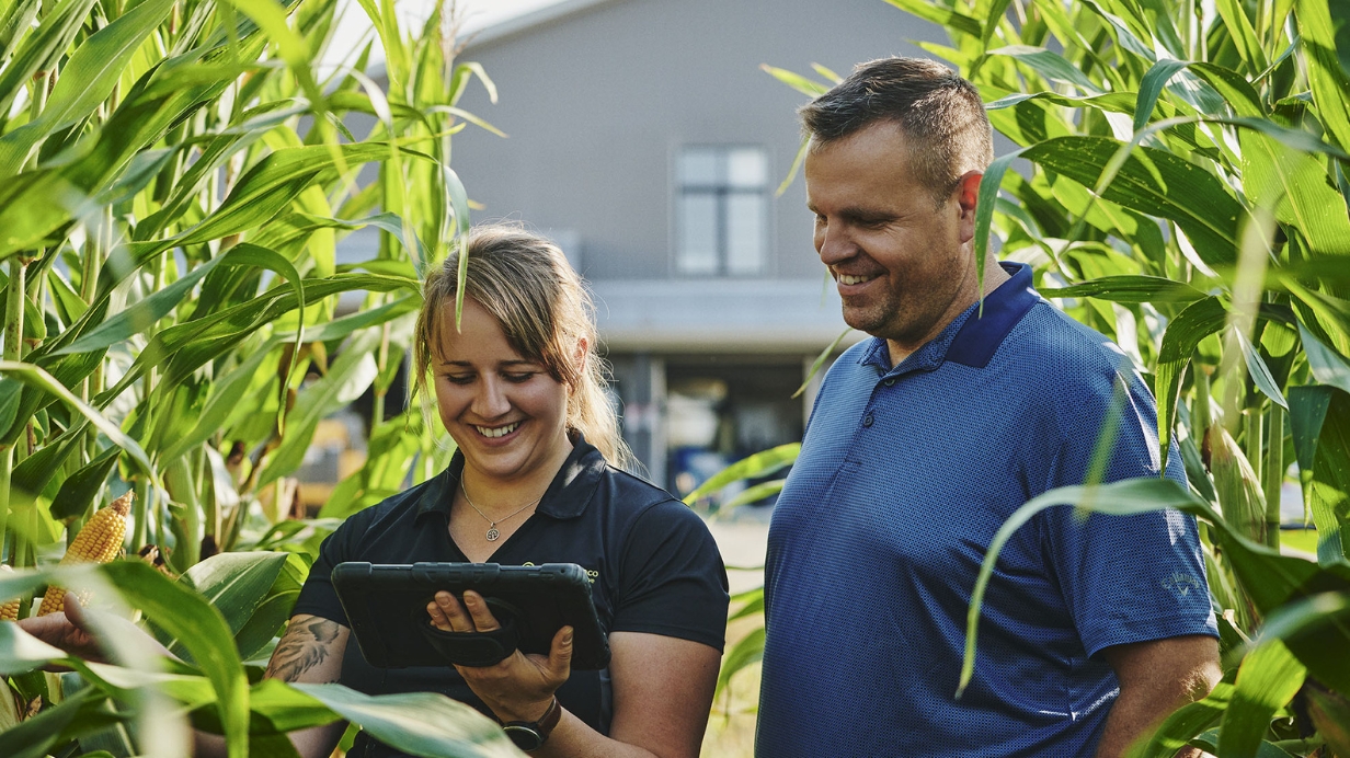 Une experte-conseil et un producteur de maïs évaluent les pratiques de réduction des GES à implanter sur la ferme.