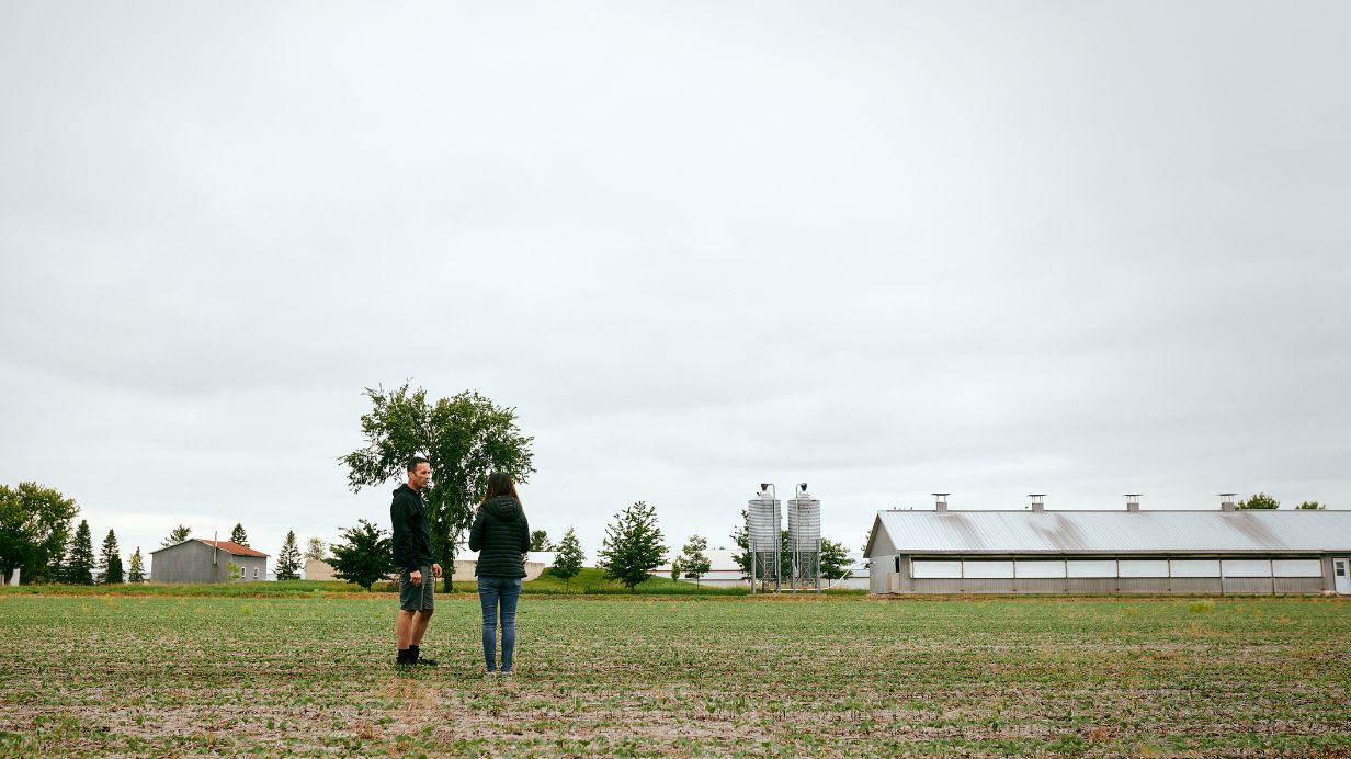 Marie-Pier Coulombe et Alexandre Vermette dans un champ de grandes cultures.