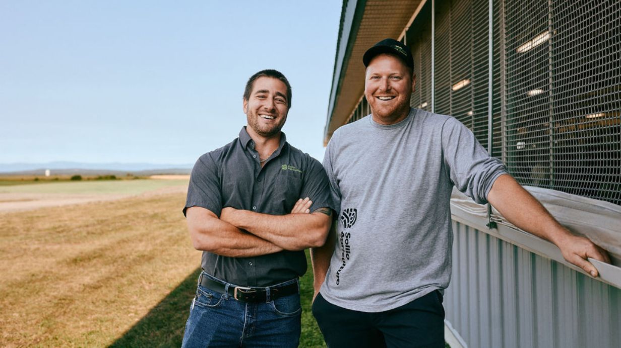 Samuel et Keven posent devant la ferme Janoel