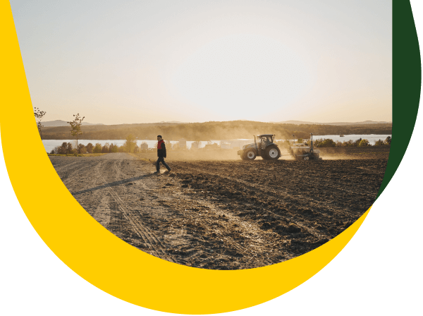 Dans un champ, un tracteur laboure la terre.