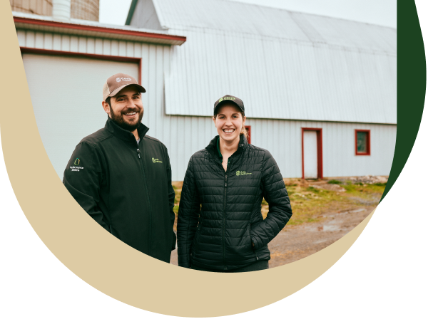 Agri-advisor Camille Beauchemin and producer Dany Courchesne are working on the farm’s carbon footprint and decarbonization.