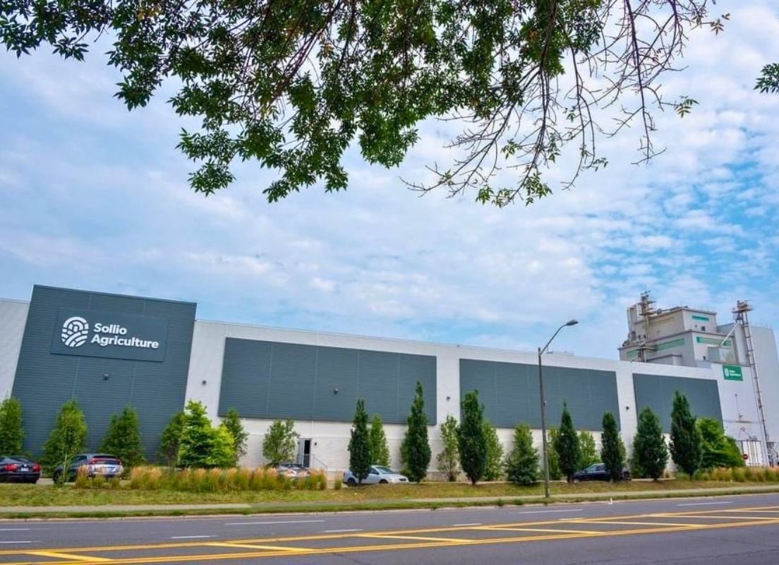 The warehouse of Sollio Agriculture’s distribution centre in Lévis, viewed from the outside.